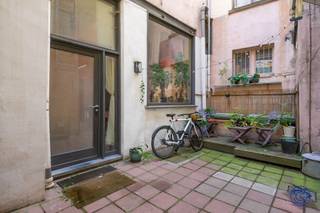 <p><span>Loft de caractère dans un bâtiment médiéval unique du centre historique d’Anvers</span></p><p><span>Au cœur historique d'Anvers, cet appartement de caractère surprend par son ambiance loft résolument industrielle. Des murs en briques authentiques, des poutres apparentes et de hauts plafonds constituent le décor d'un lieu de vie exceptionnel doté d'une mezzanine, d'une cuisine ouverte et d'une terrasse donnant sur la cour.</span></p><p><span> </span></p><p><span>Agencement</span></p><p><span>C'est par la Via Oude Waag 4 et une cour privée fermée que l'on accède à cet appartement de caractère de style loft. Des murs en briques authentiques, des poutres apparentes et une hauteur sous plafond d'environ 4 mètres confèrent à l'espace de vie un caractère particulièrement spacieux.</span></p><p><span> </span></p><p><span>L'espace de vie allie des éléments historiques à un carrelage contemporain aspect béton, posé en grands formats de 120 × 120 cm. La cuisine ouverte dispose d'un îlot spacieux avec double évier, d'une plaque à induction à quatre zones de cuisson, d'un lave-vaisselle et d'un bar. Elle offre également de nombreux rangements et un four combiné. Le réfrigérateur indépendant reste en place. L'appartement bénéficie d'un droit d'usage de la cour fermée de l'immeuble situé au 4 Oude Waag. On y trouve une terrasse d'environ 6 m² ainsi qu'un espace pour garer les vélos. La cour appartient à un autre propriétaire et peut être utilisée à perpétuité grâce à une servitude. La mezzanine est revêtue d’un parquet et offre une vue sur l’espace de vie situé en dessous. Les poutres en bois d’origine renforcent l’atmosphère chaleureuse. Un escalier en acier avec des marches en bois relie les deux niveaux. La salle de bains est équipée d’une douche à l’italienne, d’un meuble-lavabo avec armoire à miroir et de toilettes. Elle dispose de branchements pour une machine à laver et un sèche-linge, ainsi que d’un espace de rangement attenant. La cave est directement accessible depuis la salle de bains. Spacieuse et voûtée, elle est également accessible directement depuis l’appartement et offre de nombreuses possibilités supplémentaires.</span></p><p><span> </span></p><p><span>Principaux atouts</span></p><ul><li><span>Murs en briques d'origine et poutres apparentes.</span></li><li><span>Une hauteur sous plafond d’environ 4 mètres dans la pièce à vivre.</span></li><li><span>Mezzanine avec parquet et vue sur le salon.</span></li><li><span>Cuisine ouverte spacieuse avec îlot et nombreux rangements.</span></li><li><span>Droit d'usage d'une cour fermée avec une terrasse d'environ 6 m².</span></li><li><span>Grande cave voûtée, accessible directement depuis l'appartement.</span></li><li><span>Situation centrale dans le cœur historique d'Anvers.</span></li></ul><p><span> </span></p><p><span>Informations générales</span></p><p><span>Les charges de copropriété s'élèvent à 171 € s par mois et comprennent notamment la consommation d'eau privative, la constitution d'un capital de réserve, la consommation et l'entretien des parties communes ainsi que la police d'assurance collective.</span></p><p><span>L'appartement dispose de compteurs privés pour l'électricité et le gaz. La consommation d'eau est enregistrée via un compteur d'eau commun équipé d'un compteur intermédiaire individuel.</span></p><ul><li><span>PEP : label C.</span></li><li><span>Installation électrique : conforme à l'AREI.</span></li><li><span>Attestation d'amiante : sans danger lié à l'amiante. Cela ne signifie pas nécessairement que le bien immobilier est entièrement exempt d'amiante.</span></li></ul><p><span> </span></p><p><span>Le bâtiment</span></p><p><span>L'appartement est situé dans la maison traditionnelle à fond profond « “» Oude Waghe”, qui date de la seconde moitié du XVIe siècle ou de la première moitié du XVIIe siècle. Le bâtiment compte quatre travées et deux étages sous un toit en bâtière raide recouvert de tuiles, dont le faîte est perpendiculaire à la rue. À l'origine, l'immeuble faisait partie de la « “Waghetol »”, située à l'arrière et jouxtant l'Oude Waag.</span></p><p><span>Le bâtiment est équipé d'un vidéophone. Il n'y a pas d'ascenseur.</span></p><p><span> </span></p><p><span>Informations urbanistiques : le bâtiment a été divisé depuis 2008 et se compose de six appartements et de deux studios’. Les acheteurs potentiels doivent se renseigner de manière approfondie auprès du service d'urbanisme compétent afin de vérifier si l'appartement et l'ensemble du bâtiment sont en règle ou non. Ils doivent notamment accorder une attention particulière au lotissement, au nombre de logements, à la configuration et à la destination actuelles, ainsi qu’aux conséquences ou obligations éventuelles qui pourraient en découler.</span></p><p><span> </span></p><p><span>Situation</span></p><p><span>L'appartement est situé dans le centre historique d'Anvers, où le riche passé de la ville fait partie intégrante du cadre de vie quotidien. Avec un Mobiscore de 9,6/10, cet emplacement obtient un score particulièrement élevé en matière d'accessibilité aux commodités à pied ou à vélo.</span></p><p><span> </span></p><p><span>Les informations contenues dans cette brochure sont fournies à titre purement indicatif. Les acheteurs potentiels doivent se charger eux-mêmes de recueillir, de vérifier et d’interpréter les informations nécessaires.</span></p><p><span> </span></p><p><span> </span></p>