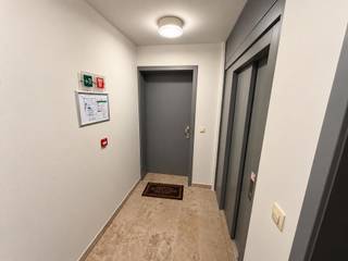 <p><span>Welkom in Aarschot! Aan de Boudewijnlaan, vlak bij het station, vind je dit lichtrijke tweeslaapkamerappartement in een appartementsgebouw uit 2013. Een praktische ligging voor wie regelmatig de trein neemt of dicht bij het centrum wil wonen.</span></p>
<p><span>Het appartement heeft een oppervlakte van 89 m² en beschikt over een ruime woonkamer met plaats voor een gezellige zithoek en een eetgedeelte. De geïnstalleerde keuken biedt het nodige comfort. Verder zijn er twee volwaardige slaapkamers, een handige bergruimte en een badkamer met zowel een bad als een douche. Op het gezellige, overdekte terras geniet je bovendien van een aangename buitenruimte. De privatieve ondergrondse autostaanplaats maakt het geheel compleet.</span></p>
<p><span>Benieuwd naar dit appartement? Contacteer ons voor meer informatie of een bezoek ter plaatse!</span></p>