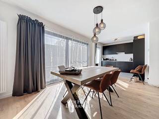 Dit appartement bevindt zich op de tweede verdieping (zonder lift) in een rustige straat in het centrum van Kontich aan het Gemeentepark. ...