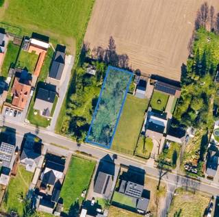 <p>Ontdek dit uitzonderlijk mooi gelegen bouwperceel van 1000 m², perfect gepositioneerd in een rustige, groene woonomgeving. <br />De eerste ±50 meter van het perceel liggen in woongebied – ideaal voor de bouw van jouw droomwoning – terwijl de achterliggende zone in agrarisch gebied zorgt voor een blijvend open uitzicht en maximale privacy. Bouwoppervlakte gelijkvloers 12 breedte en 17 meter diepte. Een bijgebouw is mogelijk. Op dit perceel is een bijgebouw van 45 m² dat kan dienst doen als hobbyruimte of tuinhuis of garage.</p><p>Een extra troef:<br />het perceel maakt deel uit van een niet-vervallen verkaveling (V0513), waardoor de bouwmogelijkheden verzekerd en planologisch verankerd zijn.</p><p>Waarom dit perceel een topkans is:<br />Fantastische ligging in een rustige residentiële straat<br />Ruim perceel geschikt voor een stijlvolle open of halfopen bebouwing<br />Vrij zicht achteraan dankzij agrarische zone<br />Geen hinder van overstromingsrisico's<br />Vlotte bereikbaarheid richting centrum en natuur<br />Bouwmogelijkheden volgens duidelijke stedenbouwkundige richtlijnen</p><p>Perfect voor wie droomt van:<br />Een woning met ruime tuin en open landschapsgevoel<br />Rust, privacy en toch een goede verbinding<br />Een investering in een stabiele en gegeerde woonomgeving</p><p>VG, GVV, GSV, GVKR, Vg – woongebied (eerste ±50 m) & agrarisch gebied (achteraan), niet-overstromingsgevoelig gebied, geen voorkooprechten, gelegen in niet-vervallen verkaveling V0513 (29/11/1971). Kadastrale gegevens: Lommel 5 Afd., sectie B, nr. 0855Y54P0000, opp. 1000 m².<br />Dit is geen aanbod, alle informatie is steeds onder voorbehoud van materiële vergissingen en/of wijzigingen. De vermelde oppervlaktes zijn louter indicatief. <br /> </p>