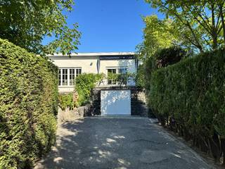 Deze mooie statige woning op een commerciële locatie biedt verrassend veel mogelijkheden. Omwille van het hoekperceel is de woning zowel via de Gentseweg als de Staakmolenstraat bereikbaar. De woning bestaat uit een woongedeelte, 3 slaapkamers, ruime lichtrijke leefruimte en keuken, statige inkom en zonneterras. Het geheel is volledig onderkelderd en voorzien van een grote garage. Aansluitend is er een recente en volledige studio, dewelke kan dienen als extra woonst maar tevens uitermate geschikt is voor een praktijk of burelen. Ook dit deel beschikt over een badkamer, keuken, leefruimte en 2 slaapkamers. Het grote voordeel is dat beide entiteiten in elkaar overlopen maar toch gescheiden zijn qua ingang. Tevens heeft elk woongedeelte een eigen vernieuwde CV ketel en aparte elektriciteitskast. De grote tuin zorgt voor de nodige privacy en rust en is voorzien van verschillende zonneterrassen. <br /><br />Echt een bezoekje waard !<br /><br />De villa wordt aangeboden met een richtprijs van 418.000€
