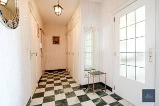 Dit ruim en lichtrijk appartement gelegen op de 4de verdieping van de gegeerde Residentie Rijsenberg heeft een bwb. opp. van ca. 126 m² en een aangenaam terras van ca. 12 m², met panoramisch uitzicht .<br /><br />Een verzorgde algemene inkomhal met brievenbussen, sas, lift en traphal.<br /><br />Een ruime inkomhal met ingemaakte kasten ( vestiaire/ bergruimte ) en een apart gastentoilet met berging. <br /><br />De lichtrijke leefruimte met een gezellige zithoek en eethoek voorzien van parket en toegang tot het zonneterras.<br />De ingerichte keuken sluit aan op de leefruimte .<br /><br />De nachthal leidt naar drie ruime slaapkamers, waarvan één met toegang tot het terras.<br />Er zijn 2 praktische badkamers: een te renoveren badkamer met ligbad, toilet en wastafel, evenals een aparte douchekamer met douche en wastafel. . <br /><br />CV op aardgas Gunstig EPC: B – 139 kWh/m²<br />Inclusief private kelderberging (nr. 60).<br /><br />Mogelijkheid tot aankoop van een binnen staanplaats (nr. 85) aan € 30.000.<br />•Automatische garagepoort (laadpaal kan door de koper geplaatst worden)<br /><br />•Reeds uitgevoerde investeringen in het gebouw: geïsoleerd dak, vernieuwde terrassen en gevels, vernieuwde liften en inkomhal<br /><br />De ligging is uiterst gunstig: nabij het station Gent-Sint-Pieters, het recreatiedomein De Blaarmeersen, scholen, winkels en restaurants. Het centrum van Gent is vlot bereikbaar, openbaar vervoer in de directe omgeving en snelle verbindingen via R4, E17 en E40.<br /><br />Meer info : sofie@makelaarshuys.be of 0468 24 65 84