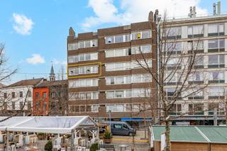 Dit appartement is gelegen op de vierde verdieping van een gebouw aan de Hopmarkt 3 bus 4 in Aalst, pal in het historische en levendige hart van...