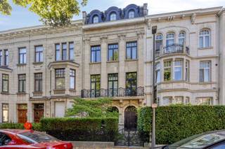 <p><span> </span></p><p><span>Prachtig gerenoveerde herenwoning met 6 slaapkamers, tuin en dubbele parking</span></p><p><span>Via de aangelegde voortuin bereikt u de stijlvolle inkomhal met vestiaire, gastentoilet en een authentieke traphal. De ruime en-suite leefruimtes met parketvloeren omvatten een gezellige zithoek met design gashaard, een royale living en een bureau of tv-kamer onder een karaktervolle lichtkoepel.</span></p><p><span>De lichtrijke woonkeuken is volledig uitgerust met kwalitatieve inbouwtoestellen van Miele, Bosch en Smeg en sluit aan op de eetruimte onder de veranda, met directe toegang tot het aangelegde terras en de zonnige tuin.</span></p><p><span>De woning beschikt over 6 ruime slaapkamers en 4 badkamers, waaronder een luxueuze mastersuite met dressing en volledig vernieuwde marmeren badkamer. Daarnaast is er een ruime, droge kelder met verschillende berg- en werkruimtes.</span></p><p><span>Deze karaktervolle herenwoning werd met oog voor detail gerenoveerd, waarbij authentieke elementen perfect samengaan met hedendaags comfort. Hoogwaardige materialen, maatwerk, parketvloeren, zonnepanelen, een alarminstallatie en dimbare LED-verlichting zorgen voor een uitzonderlijk wooncomfort.</span></p><p><span>Een dubbele parking (garagebox met automatische poort en oprit) is inbegrepen in de huurprijs.</span></p><p><span>Gelegen op een uitstekende locatie, vlak bij scholen, openbaar vervoer, parken en de belangrijkste invalswegen. Een unieke woning voor wie op zoek is naar ruimte, karakter en een hoogwaardige afwerking.</span></p>