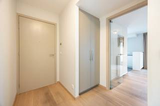 Dit lichtrijke appartement van 79 m² bevindt zich op de eerste verdieping van een kleinschalig appartementsgebouw en is comfortabel bereikbaar met...