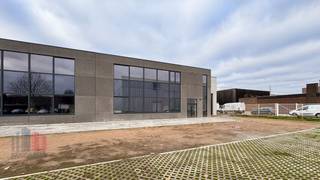 Entrepôt de 649 m² avec 103 m² de bureaux et 109 m² de salle polyvalente.L'entrepôt se compose d'une structure en acier avec des panneaux en béton et...