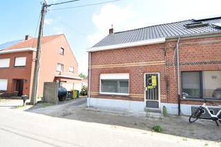 Te renoveren halfopen woning met 2 slaapkamers op een mooi perceel van 465m² in een doodlopende straat. 

De woning bestaat gelijkvloers uit een inkomhal die uitgeeft op de leefruimte bestaande uit een zit- en eethoek. In de leefruimte is een trap geplaats naar de bovenverdieping.  
Achteraan is een zeer ruime keuken met plaats voor een eethoek en aanpalend een badkamer met ligbad, lavabo en toilet. Hier is ook een aansluiting voorzien voor de wasmachine.

Op de eerste verdieping is er een nachthal die uitgeeft op 2 slaapkamers onder dak. 

De woning is rustig gelegen op een mooi perceel van 465m² met een goede verbinding naar de N71. Naast de woning staat een houten carport. 

Troeven:
•Rustige ligging in doodlopende straat.
•Mooie tuin bereikbaar met de auto.
•Het zadeldak is reeds vernieuwd en geisoleerd. 

Verwarming door middel van stookoliekachels. 

Woning is momenteel verhuurd. 

Vastgoedinfo en asbestattest in aanvraag.

Indien u meer informatie of een plaatsbezoek wenst, tel. 014 71 50 08 of e-mail: christoffel@vastgoedpicavet.be
