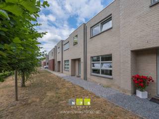 <strong>EENGEZINSWONING MET 3 SLAAPKAMERS TE ELEN.</strong><br /><br /><strong>TROEVEN<br /></strong><span>- Ligging met vlotte verbinding naar Dilsen-Stokkem, Maaseik en de Nederlandse grens.</span><br /><span>- Instapklare gezinswoning.</span><br /><span>- Bewoonbare oppervlakte van 141m².</span><br /><span>- Drie volwaardige slaapkamers en dressing.</span><br /><span>- Volledig omheinde tuin met terras.</span><br /><span>- Garage.</span><br /><br /><strong>KELDERVERDIEPING</strong><br />- Kruipkelder.<br /><br /><strong>GELIJKVLOERS</strong><br />- Inkomhal (2,45m x 2,85m = 6,98m²): tegelvloer.<br />- Woonkamer (4,00m x 8,90m = 35,60m²): houten trap naar verdieping 1, deur naar tuin, tegelvloer.<br />- Keuken (3,40m x 3,20m = 10,88m²): keukeneiland (onderkasten, spoelbak), keukenwand (keramische kookplaat, dampkap, oven, koelkast), deur naar tuin, tegelvloer.<br />- Toilet (0,90m x 1,80m = 1,62m²): hangtoilet, lavabo, tegelvloer.<br />- Berging (1,90m x 1,80m = 3,42m²): aansluiting wasmachine en droogkast, luik naar kruipkelder, tegelvloer.<br /><br /><strong>VERDIEPING +01</strong><br />- Overloop (4,20m x 1,00m = 4,20m²): laminaatvloer.<br />- Badkamer (2,90m x 2,90m = 8,41m²): badkamermeubel (spiegel, dubbele lavabo met onderkast), inloopdouche, ligbad, wandbetegeling, tegelvloer.<br />- Slaapkamer 1 (2,90m x 6,70m = 19,43m²): dressing, laminaatvloer.<br />- Slaapkamer 2 (3,35m x 3,22m = 10,79m²): laminaatvloer.<br />- Slaapkamer 3 (3,50m x 2,75m = 9,63m²): laminaatvloer.<br />- Berging (2,95m x 1,80m = 5,31m²): CV-installatie aardgas, laminaatvloer.<br /><br /><strong>EXTERIEUR</strong><br />- Omheinde tuin: kunstgras, bereikbaar via achterpoort.<br />- Terras (7,20m x 4,00m = 28,80m²): terrastegels.<br />- Garage (5,80m x 3,60m = 20,88m²): handmatige sectionale poort, betonvloer.<br /><br /><strong>EXTRA INFORMATIE</strong><br /><span>Deze woning wordt sinds 2015 verhuurd aan een basishuurprijs van 750 EUR per maand; geïndexeerd betekent dit een actuele huurprijs van 1003,65 EUR per maand. De koper dient dus rekening te houden met het lopende huurcontract. De huurovereenkomst opzeggen voor eigen bewoning kan van zodra u eigenaar bent en mits een opzegtermijn. U dient er dan rekening mee te houden dat de huurder een termijn krijgt om een nieuwe woning te zoeken.<br /></span><br />Bekijkt u deze advertentie via een aanverwante vastgoedsite, surf dan zeker naar onze website www.N78vastgoed.be voor een uitgebreide beschrijving en foto's. Meer info: +32 (0)89 86 18 88 of info@N78vastgoed.be.