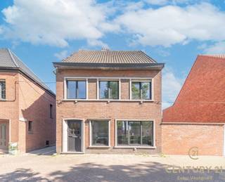 Fraai en centraal gelegen hoekwoning op een steenworp van het centrum van Arendonk en vlakbij de Nederlandse grens. Deze verrassend ruime woning...