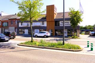 Gelegen aan de drukke Kuringersteenweg, met een groot aantal handelszaken in de directe omgeving, heeft dit handelspand een commerciële topligging...