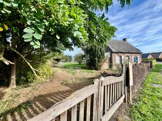 In een rustige straat, in een landelijk gebied, vinden we deze totaal te renoveren, woning op een royaal perceel van 2092 m² ! Mits een grondige renovatie of eventuele sloop kan u deze eigendom omtoveren tot een idyllisch gelegen woonst met veel grond en mooi verzicht ! Breng een bezoek en ervaar voor jezelf de mogelijkheden van deze eigendom. Voor meer inlichtingen of een bezoek contacteer Veronique 0483/676579