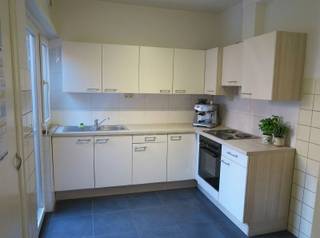 <span><p><span>volledig gerenoveerd, instapklaar appartement op de 2e verdieping, vlakbij de Nieuwe Kaai gelegen (winkels, jachthaven, wandel- en fietswegen...) - 2 slaapkamers - keuken met aansluitend balkon - veel lichtinval - achteraan vrij uitzicht - overal tegelvloeren - in gebouw met slechts 3 appartementen - geen gemeenschappelijke kosten - er liggen zonnepanelen op het dak van het gebouw - EPC 270 Kwh/m²/jaar - de laatste foto is één van de Nieuwe Kaai, het pand heeft geen rechtstreeks zicht hierop, dit is enkel ten titel van inlichting</span></p></span>