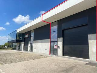 Bedrijfsgebouw bestaande uit 240 m² opslagruimte te huurUitstekend gelegen langs de commerciële Woluwelaan (R22) te Grimbergen, met een vlotte...