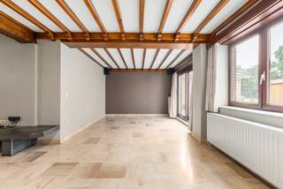 <p>Te koop: ruime open bebouwing in Everberg, gelegen in een rustige doodlopende straat.</p>
<p>Deze woning uit 1951 combineert ruimte, functionaliteit en een rustige ligging in Everberg. Met vier slaapkamers, twee badkamers en verschillende leefruimtes biedt deze open bebouwing tal van mogelijkheden voor gezinnen of wie extra ruimte zoekt. De woning beschikt over een EPC-label D, waardoor er geen renovatieverplichting van toepassing is. Daarnaast is de woning asbestveilig, wat extra gemoedsrust biedt voor toekomstige eigenaars. De grote garage en de praktische indeling maken het geheel extra interessant.</p>
<p>• Ruime woonkamer (44 m²) met veel mogelijkheden als leef- of ontspanningsruimte<br />• Tweede woonkamer (31 m²) met aangename lichtinval<br />• Keuken (22 m²) met voldoende plaats voor een eethoek<br />• Extra keuken (9,4 m²) ideaal als praktische bijkeuken of hobbyruimte<br />• Inkomhal (10 m²) en aparte hal (10 m²)<br />• Berging (5 m²)<br />• Toilet<br />• Badkamer (10 m²)<br />• Badkamer (6 m²)<br />• Slaapkamer (21 m²)<br />• Slaapkamer (17 m²)<br />• Slaapkamer (17 m²)<br />• Slaapkamer (13 m²)<br />• Grote garage (180 m²) met tal van gebruiksmogelijkheden<br />• Kelder (17 m²)</p>
<p>Troeven<br />• Gelegen in een rustige doodlopende straat<br />• EPC-label D: geen renovatieverplichting<br />• Asbestveilige woning<br />Neem vandaag nog contact op met je ERA-makelaar voor een bezoek.</p>