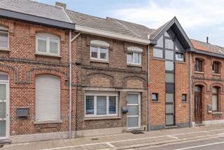 <p><span>Deze gerenoveerde woning (2018) is centraal gelegen, in de nabijheid van scholen en winkels. </span></p><p><span>Op het gelijkvloers vindt u een gezellige woonkamer met airconditioning, een praktische keuken, een apart gastentoilet en een handige wasruimte. Op de eerste verdieping bevinden zich twee slaapkamers en een  badkamer. De zolderverdieping is bereikbaar via de vaste trap, deze ruimte doet momenteel dienst als logeerkamer. </span></p><p><span>Buiten geniet u van een zonnige tuin, ideaal om te ontspannen. Daarnaast beschikt de woning over een garage met automatische poort, wat zorgt voor extra comfort en gebruiksgemak.</span></p>