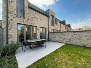 <p><span>In de charmante residentie 'De Smeed', gelegen aan de Dokter Haubenlaan in Maasmechelen, bevindt zich deze instapklare, energiezuinige woning, een absolute topper voor starters of jonge gezinnen die op zoek zijn naar comfort, licht en een centrale ligging.</span></p><p><span>Bij het betreden van de woning kom je in een inkomhal met gastentoilet, die uitgeeft op de lichtrijke leefruimte. Dankzij de grote raampartijen geniet deze ruimte van een overvloed aan natuurlijk licht en geniet je van een aangename, open sfeer. De open keuken is volledig uitgerust met een oven, inductiekookplaat met dampkap, inbouwkoelkast, vaatwasser en spoelbak. Samen met de leefruimte vormt dit het kloppend hart van de woning. Via de schuifpui heb je directe toegang tot het gezellige privatieve tuintje met recent aangelegd terras perfect om te ontspannen of gasten te ontvangen.</span></p><p><span>De woning is afgewerkt met stijlvolle keramische parkettegels en beschikt over vloerverwarming doorheen de volledige woning, wat zorgt voor een optimaal wooncomfort.</span></p><p><span>Op de verdieping bevinden zich twee ruime slaapkamers en een moderne badkamer met inloopdouche, lavabo en toilet. Daarnaast is er nog een zolderverdieping, perfect als extra stockageruimte.</span></p><p><span>Een extra pluspunt is de ondergrondse autostaanplaats met privatieve berging. De parkeergarage is vlot bereikbaar via de achterliggende Priorijstraat, wat zorgt voor extra comfort en gebruiksgemak.</span></p><p><span>Ook technisch zit deze woning helemaal goed: de elektrische installatie is conform (geldig tot januari 2041) en met een EPC-label B woon je hier energiezuinig en zorgeloos.</span></p><p><span>Kortom, een lichtrijke, energiezuinige en perfect afgewerkte woning waar je zo kan intrekken ideaal als starterswoning of slimme investering!</span></p><p><span>Voor meer informatie of een bezoek ter plaatse: contacteer ons via 0484.35.70.31 of diana@jemar.be!</span></p><p><span> </span></p><p><span> </span></p><p><span> </span></p><p><span> </span></p>