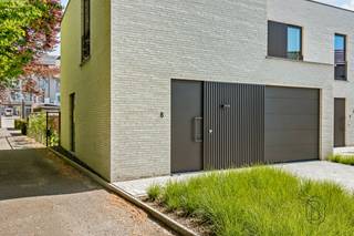 Ontdek deze halfopen bebouwing op een rustige, uiterst centrale locatie in Harelbeke, vlak naast het stadspark en op wandelafstand van de Markt,...