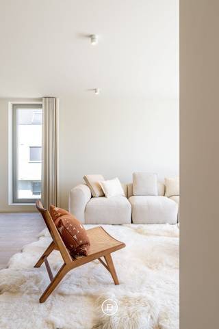 Dit unieke tuinappartement in het nieuwbouwproject Aquilo biedt een unieke kans om uw eigen tuin te hebben in het stijlvolle Sint-Idesbald. Het project Aquilo combineert modern comfort met verfijnde architectuur aan de Belgische kust. <br /><br />Het appartement heeft een totaal oppervlakte van 104,66m2 en heeft een uitstekende indeling voor wie zijn leefruimte wil combineren met zijn tuin. De lichtrijke leefruimte die beschikt over een openkeuken, loopt direct door op het ruime terras van 41,08m2 die aansluit op de tuin van 279,12m2.<br /><br />Verder beschikt dit appartement ook over een gastentoilet, ruime bergruimte en twee slaapkamers met elk hun eigen badkamer. Het volledige project is uitgerust met een ventilatiesysteem type D en een warmtepomp. <br /><br />De verplichte aankoop van een ondergrondse parkeerplaats en kelderberging is niet inbegrepen in de vermelde prijs. <br /><br />Indien u interesse heeft in dit appartement of in het gehele project, aarzel dan niet contact met ons op te nemen. <br />Meer informatie over het project vindt u via onze webiste:https: //www.found-baker.com/nl/nieuwbouw/aquilo