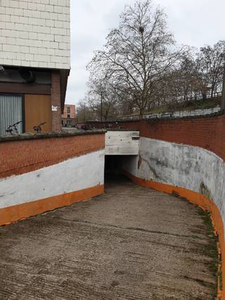 Twee naast elkaar gelegen, genummerde autostaanplaatsen (nr. 24 en 25) te koop in een overdekte garage van de Residentie Nekkerbuilding, op...