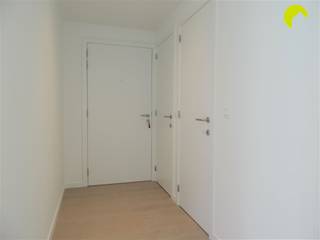 <p><span>In het mooie project 'Midden 2' te Boechout vinden we dit lichtrijk 1-slaapkamer appartement met groot terras en een prachtig uitzicht! Een toplocatie in hartje Boechout, met al het nodige op wandelafstand en een uitstekende bereikbaarheid.</span></p><p><span> </span></p><p><span>Indeling:</span></p><p><span>De 2de verdieping van het gebouw is met de lift bereikbaar. Bij het betreden van het appartement komen we in de inkomhal, voorzien van een apart toilet met handenwasser en een praktische berging met aansluiting voor wasmachine en droogkast. In heel het appartement werd een mooie parketvloer voorzien. Aan de rechterzijde vinden we de aangename woonkamer, waar de grote raampartijen voor veel lichtinval zorgen. De open keuken is volledig geïnstalleerd en voorzien van alle comfort (keramische kookplaat, dampkap, combi-oven, vaatwasser en koelkast met diepvriesvak). Een schuifraam in de woonkamer geeft uit op het buitenterras (15m</span><span><sup>2</sup></span><span>), waar u van een fantastisch uitzicht geniet. Verder is er nog de slaapkamer van 12m</span><span><sup>2</sup></span><span> en een kwalitatieve badkamer met lavabo in meubel, inloopdouche en handdoekradiator.</span></p><p><span> </span></p><p><span>Bij dit appartement hoort een ondergrondse autostaanplaats, welke mee te huren is aan 50€/mnd.</span></p><p><span> </span></p><p><span>Er werden zonnepanelen voorzien waardoor de energiekost aanzienlijk verlaagd wordt.</span></p><p><span> </span></p><p><span>Nuttige informatie:</span></p><ul><li><span>Gemeenschappelijke kosten: € 50 (lift, algemeen onderhoud, minuterie)</span></li><li><span>Huurwaarborg: 3 maanden </span></li><li><span>Plaatsbeschrijving: €225 per partij-</span></li><li><span>Beschikbaar vanaf 01/11/2026 OF 01/12/2026</span></li><li><span>EPB: label A, 45kWh/m²J</span></li></ul><p><span> </span></p><p><span>Boek nu zelf ONLINE uw afspraak in. Surf naar het betreffende eigendom op onze website <span>www.habicom.be</span></span><span> en klik op de roze knop </span><span>'PLAN EEN BEZOEK'</span><span>. <br />Kies het moment dat u het beste uitkomt, vul de gevraagde contactgegevens in en klik nadien op verzenden om te bevestigen.</span></p><p><span> </span></p>
