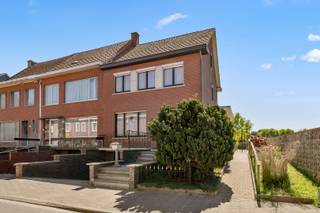 Deze ruime woning is gelegen in Tienen en biedt alle comfort van een half open bebouwing. Met een mooie tuin, een gezellig terras en een garage is dit de perfecte plek voor gezinnen die op zoek zijn naar een nieuwe thuis. De woning beschikt over een inkomhal, ruime leefruimte/eetplaats, douchekamer, keuken, apart toilet, 3 slaapkamers, badkamer en een vaste trap naar zolder. Ideaal voor een gezin of voor wie graag gasten ontvangt. De ligging van de woning is ideaal, met winkels, scholen en openbaar vervoer in de buurt. Daarnaast is er ook een vlotte verbinding naar de snelweg. Kortom, deze woning is de perfecte combinatie van comfort, ruimte en een ideale ligging. Ideaal voor wie op zoek is naar een gezellige thuis in Tienen.