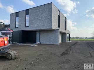 Prachtige nieuwbouwvilla aan groene zone.<br /><br />Moderne, ruime woning met 3 ruime slaapkamers, 2 badkamers en bureau, met alle comfort en future proof volgens de huidige energienormen.<br />Veel lichtinval door de grote ramen. Inbouwspots, behalve in de slaapkamers.<br />Grote, zeer goed georiënteerde tuin met prachtig verzicht op een uitgestrekte groene zone.<br />Wil je modern wonen op 6,5 km het bruisende Mechelen? Dan is dit nieuwbouwproject ideaal!<br /><br />Gelijkvloers: Inkom met WC, bureau, kwaliteitsvolle keuken met keukeneiland (toestellen van Siemens), zit- en eetruimte met grote ramen die zorgen voor veel lichtinval, grote berging met toegang tot de garage, garage. <br />Verdiep: 3 ruime slaapkamers waarvan 1 met grote dressing, badkamer met bad en douche, 2de badkamer met douche WC, berging.<br /><br />Een moderne, ruime en zeer goed georiënteerde nieuwbouwwoning voorzien van alle comfort en volgens de recente energienormen.<br />Volledig afgewerkt met oprit en terras en inclusief keuken, sanitair en lavabomeubels in de badkamers. <br />
<p>Mogelijkheid om te kopen aan het 6%-tarief mits:</p>
<ul>
<li>De enige en eigen woning;</li>
<li>Domicilieplicht van 5 jaar (zonder uitstel te plaatsen);</li>
<li>Maximale bewoonbare oppervlakte van 175m²</li>
</ul>
Voor meer informatie kan je ons steeds bellen op 015 65 50 05 of stuur een mailtje naar info@immoSiR.be.