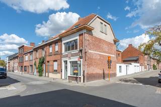 <strong>Afgesloten garagebox te koop</strong><br /><br /><strong>Zeer gunstig gelegen</strong> op wandelafstand van de Markt en openbaar vervoer doch op een rustige ligging in een éénrichtingsstraat. En met een vlotte bereikbaarheid naar de Ring. <br /><br />Het betreft een garagebox van 13,75 m² De poort is 2,08 m hoog. <br /><br />Zeer centraal gelegen aan de hoek Maasstraat met Nieuwstad te Turnhout. Net in het enkelrichting gedeelte waardoor inparkeren een pak makkelijker is.<br /><br />Voorzien van een nieuwe poort en geïsoleerd dak.<br /><br /><strong>Ideaal als opslag voor een zelfstandige of particulier.</strong><br /><br /><strong>Contacteer ons voor een bezichtiging op 014/ 70 73 23 of info@dilegno.immo</strong>