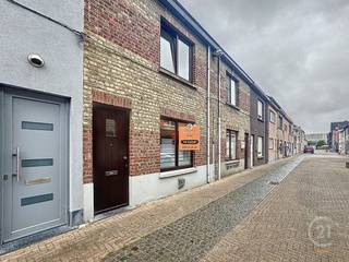 Instapklare woning met inkomhal, berging, lichtrijke woonkamer met veranda, zuidgerichte tuin met achteringang. Aansluitend vind je de keuken...