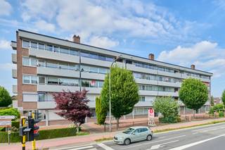 <strong>Ruim appartement met drie slaapkamers - incl. kelderberging en garagebox.<br /></strong><span>Zeer centraal gelegen aan de Van Eycklaan 128 nabij het centrum van Maaseik</span><span>. Dit op te frissen appartement van 104m² (bron: EPC) is gelegen op de derde verdieping van de verzorgde residentie "Meurkenshof" (bouwjaar 1970). Praktisch ingedeeld appartement met veel potentieel, ideaal om volledig naar eigen smaak in te richten. Terras aan de voorzijde met zuidelijke oriëntatie.</span><br /><br /><span>De gemeenschappelijke inkomhal leidt ons naar alle verdiepen via de trap of de lift.<br /><br /><span>Derde verdieping</span>:<br />Het appartement omvat een ruime inkomhal die toegang geeft tot alle vertrekken. De leefruimte bevindt zich aan de voorzijde van het gebouw en is ingedeeld in een gezellige zit-en eethoek. De aparte keuken grenst aan de living en via de keuken bereik je ook het terras met zicht op straat.<br /><br />Er zijn 3 slaapkamers aanwezig, gelegen aan de achterzijde van het gebouw. De badkamer omvat een meubel met enkele lavabo en ligbad met douchecombinatie. Apart toilet op de hal.<br /><br />Inclusief kelderberging en garagebox (twee wagens achter elkaar parkeren mogelijk) aan de achterzijde van het gebouw.</span><br /><br /><span>Het appartement wordt op stookolie verwarmd via een gemeenschappelijke CV-ketel.<br />Energiezuinig met label B en een waarde van 162kWh/(m²/jaar). Aluminium ramen met dubbele beglazing en rolluiken. <br />De elektriciteitskeuring is niet conform. <br />Het asbestattest is asbestveilig bevonden, maar niet asbestvrij. Vermelde keuringen zijn te bekijken onder "downloads".</span><br /><br /><span>Op zoek naar een centraal gelegen appartement in Maaseik? Contacteer ons vandaag nog om een afspraak in te plannen. </span><br /><br /><span>Wij ontzorgen je ook voor de </span><strong>verkoop</strong><span> van je </span><strong>huidige woning</strong><span>! Voor meer uitleg helpen we je graag verder.</span>