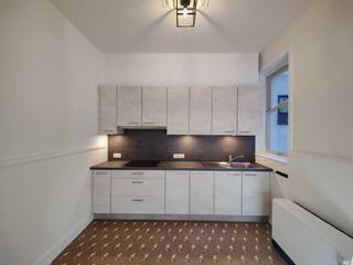 Deze gezellige rijwoning in de Sterstraat is onmiddellijk beschikbaar en biedt een aangename en praktische woonomgeving. De woning beschikt over 2 slaapkamers, een ruime woonkamer en een keuken met voldoende ruimte. Daarnaast is er een handige berging met aansluiting voor een wasmachine. Op het gelijkvloers bevindt zich een afzonderlijk toilet. De badkamer is uitgerust met een douche en toilet. De woning is ideaal voor wie op zoek is naar een comfortabele en praktische thuis. De huurprijs bedraagt €825 per maand en de woning is onmiddellijk beschikbaar. Ben je geïnteresseerd in dit pand te huur in Oostende? Ga naar de website www.dermul.be, klik op het pand dat je wenst te huren. Via de knop "ik heb interesse" vragen we u kort een profiel in te vullen. Daarna nemen we contact op voor een bezoek. Telefonisch kunnen er geen afspraken gemaakt worden.