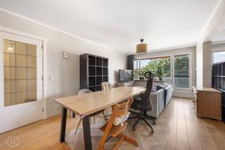 Dit charmante appartement bevindt zich aan de stadsrand van Leuven, op een boogscheut van het historische stadscentrum en met winkels, belangrijke invalswegen, Gasthuisberg, IMEC en de supermarkt allemaal op wandelafstand. Dankzij deze bijzonder gunstige ligging geniet u van een vlotte verbinding met zowel het centrum als de belangrijkste voorzieningen in en rond Leuven. Dit maakt het appartement niet alleen aantrekkelijk voor eigen bewoning, maar eveneens als investering of voor ouders die op zoek zijn naar een comfortabele woonst voor hun studerende kinderen. Het appartement wordt gekenmerkt door een ruime en lichtrijke leefruimte die meteen een aangename en open sfeer creëert. Vanuit de leefruimte heeft u toegang tot het terras, dat zich over de volledige breedte van het appartement uitstrekt en een fijne buitenruimte vormt. Verder beschikt de woning over een ruime slaapkamer en een badkamer voorzien van een douche, lavabo en aansluiting voor een wasmachine. Daarnaast zijn er een apart toilet, een praktische berging en een volledig geïnstalleerde keuken aanwezig. De combinatie van een uitstekende ligging, een praktische indeling en aangenaam wooncomfort maakt dit appartement tot een interessante opportuniteit voor zowel eigen gebruik als een duurzame vastgoedinvestering in Leuven. Mogelijkheid tot aankoop van een autostaanplaats voor 35.000 euro. Heeft u vragen of wenst u graag een bezoek? Aarzel niet om ons te contacteren via 016 22 82 22 of info@homies.be.