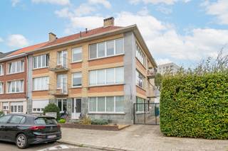 Bent u op zoek naar een appartement op een eerste verdieping in een kleinschalig gebouw met twee slaapkamers in de populaire wijk "Oosterveld" in Wilrijk? Zoek niet verder, want dit appartement is precies wat u zoekt!<br /><br />Dit centraal gelegen appartement biedt gemakkelijke toegang tot Brussel en Antwerpen, waardoor het ideaal is voor pendelaars. Daarnaast zijn er tal van voorzieningen in de buurt, waaronder supermarkten, winkels en openbaar vervoer. Voor de liefhebbers van natuur en rust, zijn het Middelheimpark en park "Den Brandt" op een steenworp afstand gelegen.<br /><br />Bij binnenkomst in het appartement wordt u verwelkomd door een inkomhal die toegang biedt tot de woonkamer. Het grote raam zorgt voor veel natuurlijk lichtinval, waardoor de woonkamer een gezellige en warme uitstraling heeft. De gesloten keuken is voorzien van alle hedendaagse comfort.<br /><br />De 2 slaapkamers zijn aan de rustige achterzijde van het gebouw gelegen. De kleinste slaapkamer biedt toegang tot het 2de terras waardoor u van de buitenlucht kunt genieten. De badkamer is voorzien van een ligbad en een badkamermeubel. Het toilet is apart voorzien.<br /><br />Bij dit appartement hoort ook een handige kelderberging waar u nog extra spullen kunt opslaan. Daarnaast wordt er één ondergrondse staanplaats aangeboden aan €10.000 stuk.<br /><br />De vaste kosten bedragen €50 à €60 per maand (water, elektriciteit, verzekering, syndicus, poets,…). Daarnaast betaalt elke eigenaar een voorschot van €90 voor verwarming, met jaarlijkse afrekening volgens verbruik via calorimeters.<br /><br />EPC:133 KwH/m²/jaar