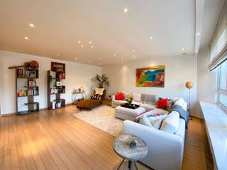 Zeer ruim en licht drieslaapkamerappartement van ca 195 m² op de derde verdieping van een kleinschalige residentie in de Riemstraat. De...