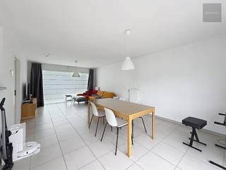 Deze recente en vrij ruime woning is prima gelegen, nabij het centrum van Beveren-Lei.<br />Het huis omvat :<br />- inkomhal met gastentoilet<br />- lichtrijke living<br />- halfopen keuken<br />- garage met washoek<br />- drie ruime slaapkamers<br />- badkamer met ligbad en douche<br />- tuin met terras<br />Beschikbaar vanaf 01/12/2026