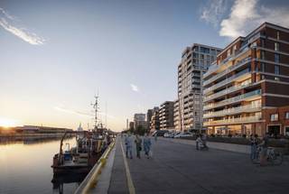 In de nieuwe hippe stadswijk ‘Oosteroever’ stellen wij u graag de residentie ‘Baelskaai 26’ voor. Gelet op de locatie van de site, de historiek die er aan hangt en het enorme potentieel maakt van dit project een uniek gegeven aan de Belgische Kust. Door de gunstige locatie ben je in de directe nabijheid van heel wat noodzakelijke faciliteiten.
Het nieuwbouwproject omvat 29 appartementen, 2 handelspanden en wordt opgetrokken in een duurzame baksteen die volledig geïntegreerd is in zijn omgeving. In deze residentie worden er één-, twee- en drieslaapkamerappartementen aangeboden met een bewoonbare oppervlakte van 74m2 tot 185m2 en met zeer ruime terrassen die variëren van 11m2 tot 55m2.
In dit project bieden wij appartementen met frontaal zicht op het visserijdok en zijdelings zeezicht, zicht op de skyline van Oostende of op het Central Park@Sea. Bovendien wordt ieder appartement voorzien van een hoogwaardige afwerking met volledige uitgeruste keuken en badkamer(s). De appartementen worden verkocht op plan en zijn dus nog aanpasbaar qua indeling en afwerking.
Ontdek het masterplan en de verschillende beschikbare appartementen nu! Contacteer ons voor een afspraak of meer informatie op 050 70 81 74 of op hello@keyimmo.be.