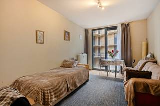 Op zoek naar een slimme vastgoedbelegging in hartje Brussel? Deze studio aan de Sint-Laurensstraat 2 is een absolute buitenkans. De toplocatie spreekt voor zich: rustig gelegen, maar toch op wandelafstand van het Centraal Station en het Warandepark.Wat dit pand uniek maakt, is het zeldzame privé-terras – een enorme meerwaarde die de meerderheid van de studio's in dit relatief jonge gebouw mist! Bovendien zijn er recent belangrijke vernieuwingen uitgevoerd in het gebouw, waaronder een volledig nieuw dak. Samen met de conforme elektrische installatie ben je de komende jaren verzekerd van een zorgeloos rendement zonder zware onvoorziene kosten.Gegarandeerd rendement zonder leegstandDeze studio is de perfecte opbrengsteigendom. Het pand is momenteel succesvol verhuurd en genereert een stabiel inkomen van €775 per maand op jouw rekening. Historisch gezien bewijst deze studio zijn sterkte: de afgelopen jaren was er absoluut geen leegstand en sloot de nieuwe huurder steeds naadloos aan bij elke opzeg.Belangrijkste troeven:- Locatie: Sint-Laurensstraat 2, Brussel (nabij centrum en station)- Aangenaam privé-terras- Vernieuwd dak &amp; elektriciteit is conform- Directe huurinkomsten van €775/maand- EPC-waarde: EMis deze rendabele en instapklare investering in de hoofdstad niet. Neem vandaag nog contact op voor een bezoek!Vaïk Géczyvaik.geczy@dewaele.com+32 456 72 15 89