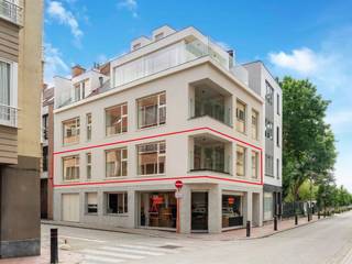 This stylishly renovated apartment for sale is located in the Kursaalstraat in Heist. It is part of a completely renewed, small-scale residential building and enjoys an exceptional location, within walking distance of Heldenplein, various shops, public transport and Knokke-Heist beach.The spacious and bright living space is the focal point of this apartment. Thanks to the large windows, the room is bathed in natural light, which creates an open and pleasant feeling. This cozy living environment fits perfectly with the adjoining terrace, where you can enjoy the first rays of the day in peace and quiet.From the living area, you can reach the night area with three comfortable bedrooms. Each room has been finished with an eye for quality and can be arranged as a master bedroom, office or guest room as desired. The bathroom exudes elegance and relaxation and has a spacious walk-in shower, a comfortable bath and a stylish double sink.This ready-to-move-in apartment for sale combines high-quality finishes, lots of light and optimal living comfort into a special whole. An excellent opportunity for those looking for a quality home in Knokke-Heist.The EPC dates back to before the renovation. Ideal offer for those looking for a renovated apartment for sale in Knokke-Heist! More information or a visit? Contact Arne on 0493 25 35 85 or knokke@dewaele.comRegister of measures: pending