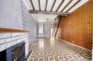 <strong>Centraal gelegen te renoveren woning met o.a. een bewoonbare oppervlakte van 118 m² en 4 slaapkamers. EPC-label D (geen renovatieverplichting).</strong><br /><br />Het gelijkvloers van de woning bestaat uit een woonkamer, keuken en badkamer.<br /><br />Op de eerste verdieping bevinden zich twee slaapkamers. Vanuit één van deze slaapkamers is er via een zolderluik toegang tot de zolderverdieping, waar zich nog twee bijkomende slaapkamers bevinden.<br /><br />Verder beschikt de woning over een kelder.<br /><br />De centrale verwarming wordt voorzien door een gloednieuwe aardgasketel.<br /><br />De woning geniet bovendien van een goede verkeerstechnische ligging ten opzichte van de E40, het station, scholen, winkels en openbaar vervoer.<br /><br />Interesse? Bel naar 0496 07 89 48.