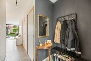 - Instapklare BEN-woning<br />- Ideale ligging in Kortrijk: Hugo Verriestlaan 100<br />- Lichtrijke leefruimte met ingerichte keuken<br />- Zuidwestgerichte tuin met terras en uitweg <br />- Handige berging<br />- 3 slaapkamers<br />- Badkamer met dubbele wastafel, douchebad en extra toilet<br />- Optie tot bijkopen dubbele garage achteraan, met toegang tot de tuin<br />- EPC label A! (UC: 34022-G-2015/00135/EP12547/I149/D01/SD001)<br />- Momenteel verhuurd aan € 1.200/maand<br />- Richtprijs: € 425.000