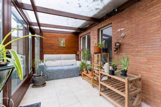 Bezoek dit pand zaterdag 14 maart tussen 09u30 en 10u30 zonder afspraak op de One Open Huizen Dag. <br /><br />Bent u op zoek naar een gelijkvloers appartement (90m²) met 1 slaapkamer en tuin? Dan stellen wij graag deze unieke kans aan u voor!<br />Indeling:<br />U komt binnen in de centrale hal met vooraan de woonkamer. Achteraan is de ingerichte keuken met toegang tot de leuke veranda. Verder is er één slaapkamer en de badkamer met douche en lavabo. Er is een apart toilet. De tuin is bereikbaar via de veranda en heeft nog een deel terras.<br />Ligging:<br />Uiterst centrale ligging nabij winkel, scholen, horeca, openbaar vervoer,... Op een boogscheut van de Bremweide en Rivierenhofpark. Kortom alles in de nabijheid!<br />Pluspunten:<br />- Gelijkvloers met tuin<br />- Centrale ligging<br />- Overal dubbele beglazing<br />- Dakisolatie<br />- Privatieve kelderberging<br />Voor meer informatie of een bezichtiging kan u One vastgoed steeds bereiken op volgend nummer 03 360 85 30.