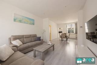 <p><span>Deze charmante woning in Lier biedt een ideale combinatie van comfort en een centrale ligging. Gelegen op een centrale locatie, bevindt u zich op korte afstand van winkels, supermarkten, horecazaken, scholen en openbaar vervoer. Bovendien geniet u dankzij de vlotte verbinding met invalswegen en de snelweg van een uitstekende bereikbaarheid naar Antwerpen, Brussel en omliggende gemeenten. </span></p><p><span> </span></p><p><span>Grootste troeven:</span></p><p><span> </span></p><p><span>- Mogelijkheid tot 3de slpk.</span></p><p><span>- Stadskoer</span></p><p><span>- Gunstige EPC-score C</span></p><p><span>- Veel lichtinval</span></p><p><span>- Recent gerenoveerd (2021)</span></p><p><span> </span></p><p><span>Indeling:</span></p><p><span>Bij het betreden van de woning komt u terecht in de inkomhal, die toegang biedt tot de gezellige eet- en leefruimte. Deze aangename leefruimte vormt het hart van de woning en sluit naadloos aan op de keuken. Vanuit de inkomhal heeft u tevens toegang tot de kelder, ideaal als extra bergruimte. Verder beschikt het gelijkvloers over een gastentoilet en een praktische wasplaats. Als buitenruimte geniet u van een aangename oost-georiënteerde stadskoer met extra opbergruimte, perfect om in alle rust te ontspannen.</span></p><p><span>Via de trap bereikt u de eerste verdieping. Hier bevindt zich een bijzonder ruime badkamer van maar liefst 13 m². Daarnaast telt deze verdieping twee volwaardige slaapkamers van respectievelijk 23 m² en 13 m². De grootste slaapkamer biedt bovendien de mogelijkheid om op eenvoudige wijze op te splitsen in twee aparte kamers, waardoor een derde slaapkamer perfect realiseerbaar is.</span></p><p><span> </span></p><p><span>Voor meer informatie kan u terecht bij Area Partners: info@area.be of 03/284.60.60</span></p>