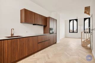 <p><span>Volledig gerenoveerde duplex met 2 slaapkamers en zonnig dakterras</span></p><p><span>Deze volledig gerenoveerde duplex in Oud-Berchem combineert een hoogwaardige afwerking met royale ruimtes, hoge plafonds en een zonnig dakterras. De stijlvolle walnootkeuken, visgraatparket en grote raampartijen geven het appartement een eigentijdse uitstraling, terwijl de twee volwaardige slaapkamers en praktische indeling zorgen voor comfortabel wonen. Het kleinschalige gebouw werd in 2026 bovendien volledig gestript en grondig gerenoveerd.</span></p><p><span> </span></p><p><span>Indeling</span></p><p><span>U komt binnen in de ruime en lichtrijke leefruimte, waar de hoge plafonds, het visgraatparket en de grote raampartijen onmiddellijk in het oog springen. De open keuken vormt het hart van de ruimte en werd stijlvol uitgevoerd in walnoot. Ze beschikt over een kookeiland en is volledig uitgerust met AEG-inbouwtoestellen. Aansluitend bevindt zich een ruime en praktische berging met aansluitingen voor wasmachine en droogkast. Op deze verdieping is eveneens een afzonderlijk gastentoilet voorzien. Vanuit de leefruimte heeft u rechtstreeks toegang tot het zuidoostgerichte dakterras. Een fijne buitenruimte waar u vanaf de ochtend en gedurende een groot deel van de dag van de zon kunt genieten. Via de karaktervolle houten draaitrap bereikt u de bovenste verdieping. Hier bevinden zich twee bijzonder ruime slaapkamers van respectievelijk ca. 15 m² en 14 m². Beide kamers bieden voldoende plaats voor een volwaardige slaapkamerinrichting en bijkomende kasten. De royale badkamer is afgewerkt in een tijdloze stijl en uitgerust met een ruime inloop-regendouche en een stijlvol lavabomeubel met spiegel. Daarnaast is op deze verdieping een tweede, afzonderlijk toilet aanwezig.</span></p><p><span> </span></p><p><span>Belangrijkste troeven</span></p><ul><li><span>Volledig gerenoveerde duplex in een vernieuwd gebouw</span></li><li><span>Twee ruime slaapkamers van ca. 15 m² en 14 m²</span></li><li><span>Zuidoostgericht dakterras</span></li><li><span>Hoge plafonds tot ca. 3 meter</span></li><li><span>Visgraatparket</span></li><li><span>Walnootkeuken met kookeiland en AEG-toestellen</span></li><li><span>Royale badkamer met inloop-regendouche</span></li><li><span>Praktische berging met aansluiting voor wasmachine en droogkast</span></li><li><span>Twee afzonderlijke toiletten</span></li><li><span>Dak, achtergevel en zijgevels volledig geïsoleerd</span></li><li><span>EPC-label B</span></li><li><span>Conforme elektrische installatie</span></li><li><span>Lage gemeenschappelijke kosten</span></li><li><span>Interessant voor eigen bewoning én investering</span></li></ul><p><span> </span></p><p><span>Algemene informatie</span></p><p><span>De gemeenschappelijke kosten worden geraamd op ca. € 25 per maand en omvatten onder meer het verbruik van de gemeenschappelijke delen en de blokpolis.</span></p><p><span>Het appartement beschikt over privatieve verbruiksmeters voor water, elektriciteit en gas.</span></p><ul><li><span>EPC: label B</span></li><li><span>Elektrische installatie: conform het AREI</span></li><li><span>Asbestattest: in aanvraag</span></li></ul><p><span>Aandeel kosten basisakte ten laste van de koper: € 1.250 incl. btw</span></p><p><span> </span></p><p><span>Het gebouw</span></p><p><span>Het kleinschalige gebouw werd in 2026 volledig gestript en gerenoveerd. Het bestaat uit een ruime handelsruimte en gemeenschappelijke fietsenberging op het gelijkvloers en twee duplexappartementen op de bovenliggende verdiepingen. Ook op energetisch vlak werd stevig geïnvesteerd. Het dak en de achter- en zijgevels werden volledig geïsoleerd.</span></p><p><span>Daarnaast beschikt het gebouw over een gemeenschappelijke kelderberging. Er is geen lift aanwezig.</span></p><p><span> </span></p><p><span>Ligging</span></p><p><span>De Statiestraat in Oud-Berchem combineert een uitstekende bereikbaarheid met een levendige buurt en alle dagelijkse voorzieningen binnen handbereik.</span></p><p><span>Station Antwerpen-Berchem bevindt zich op wandelafstand en ook het centrum van Antwerpen is vlot bereikbaar met de fiets. In de onmiddellijke omgeving vindt u tal van gezellige restaurants, bars, koffie- en ontbijtadresjes, bakkers, slagers, supermarkten en andere buurtwinkels.</span></p><p><span>Met een Mobiscore van 9,5/10 is dit bovendien een bijzonder goed bereikbare locatie, zowel met de fiets en het openbaar vervoer als met de wagen.</span></p><p><span> </span></p>