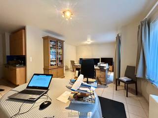 Dit appartement bevindt zich op het eerste verdieping en is gelegen in een AANGENAME STRAAT op wandelafstand van het CENTRUM van Ronse. Het...