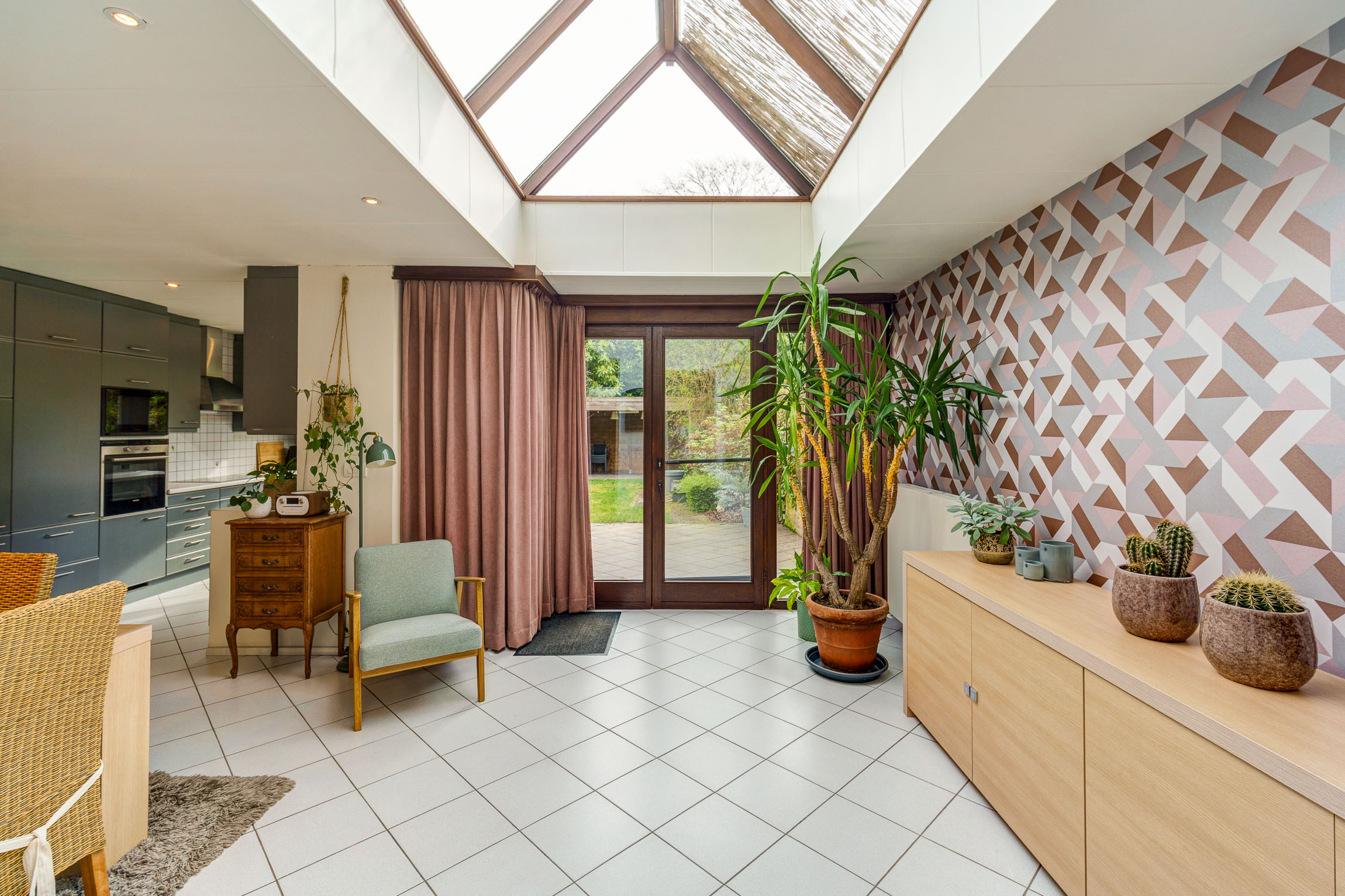 Ruime woning met zes slks en mooie tuin. - foto 5