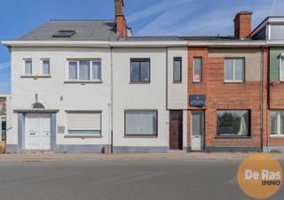 EERSTE BEZOZEKDAG ZATERDAG 18/04 VAN 10U TOT 12U (enkel op afspraak!)<br /><br />WETTEREN - Deze instapklare gerenoveerde woning bevindt zich nabij het centrum van Wetteren. De ligging van dit pand is bijzonder aantrekkelijk met scholen, banken, supermarkten, horecazaken en winkels in de directe omgeving. Daarnaast geniet deze woning van een heel goede bereikbaarheid door de nabijheid van het openbaar vervoer, het station, belangrijke invalswegen en de E40.<br /><br />Naar indeling toe bevindt zich op het gelijkvloers een inkomhal, een woonkamer, een nieuwe geïnstalleerde keuken en een badkamer die beschikt over een douche en toilet. Op de eerste verdieping bevinden zich twee slaapkamers en een dressing. Buiten bevindt zich nog een ruime berging.<br />Verder is er een zeer aangename buitenruimte waar het heerlijk vertoeven is.<br /><br />Naar comfort toe beschikt de woning over dubbele beglazing, een conforme elektriciteitsinstallatie, screens, airco, gunstig epc,....<br /><br />Kortom, bent u op zoek naar een instapklare, goed onderhouden woning met 2 slaapkamers en een aangename buitenruimte op een vlot bereikbare locatie met alle voorzieningen in de buurt? Aarzel dan niet en maak snel uw afspraak! Voor meer info of bezoek 053/60.65.60.<br /><br />De vermelde prijs is een richtprijs. Na ontvangst van de biedingen zal de verkoper beslissen of hij/zij de eigendom verkoopt aan het beste bod. De richtprijs is aldus niet bindend voor de verkoper. Voor meer info kunt u ons contacteren of het reglement raadplegen op onze website.