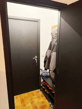 Deze studio bevindt zich op de 2<sup>e</sup> verdieping en is centraal gelegen op wandelafstand van openbaar vervoer, winkels, scholen, horeca, sportfaciliteiten, ..., en heeft een vlotte verbinding naar de omliggende gemeenten en de E17.  De studio bestaat uit een woonkamer met slaapgedeelte, een badkamer (douche en lavabo), een keuken en een apart toilet.  Vooraan is er nog een terrasje. Mooie investering met een rendement van meer dan 4%! Verhuurbaar tss 450 euro en 525 euro. Lift aanwezig. De studio is vrij bij akte.