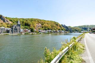 Op een steenworp van het stadscentrum van Dinant vindt u deze prachtige eengezinswoning, ideaal gelegen aan de oever van de Maas, in deze charmante en toeristische stad. U geniet er van een rustige en aangename omgeving, terwijl alle voorzieningen, winkels, scholen en diensten zich op een steenworp afstand bevinden.<br /><br />Met een oppervlakte van ongeveer 150 m² bestaat deze woning uit een grote binnenplaats van meer dan 100 m² en een ruime garage die plaats biedt aan twee voertuigen. Op het gelijkvloers wordt u verwelkomd door een riante leefruimte met een aangename zithoek en een eetkamer, evenals een volledig ingerichte keuken. Een wasruimte met toilet vervolledigt dit niveau.<br /><br />Op de verdieping brengt een prachtige trap u naar vier grote slaapkamers, allen voorzien van dubbel glas, en een badkamer. Een zolder maakt het geheel compleet en biedt extra bergruimte.<br /><br />Deze woning vormt een zeldzame opportuniteit, zowel voor een gezin dat op zoek is naar ruimte en rust als voor een jong koppel dat zich in een prettige omgeving wil vestigen. Ze biedt ook een mooie investeringsmogelijkheid in een zeer gewilde toeristische stad.<br /><br />