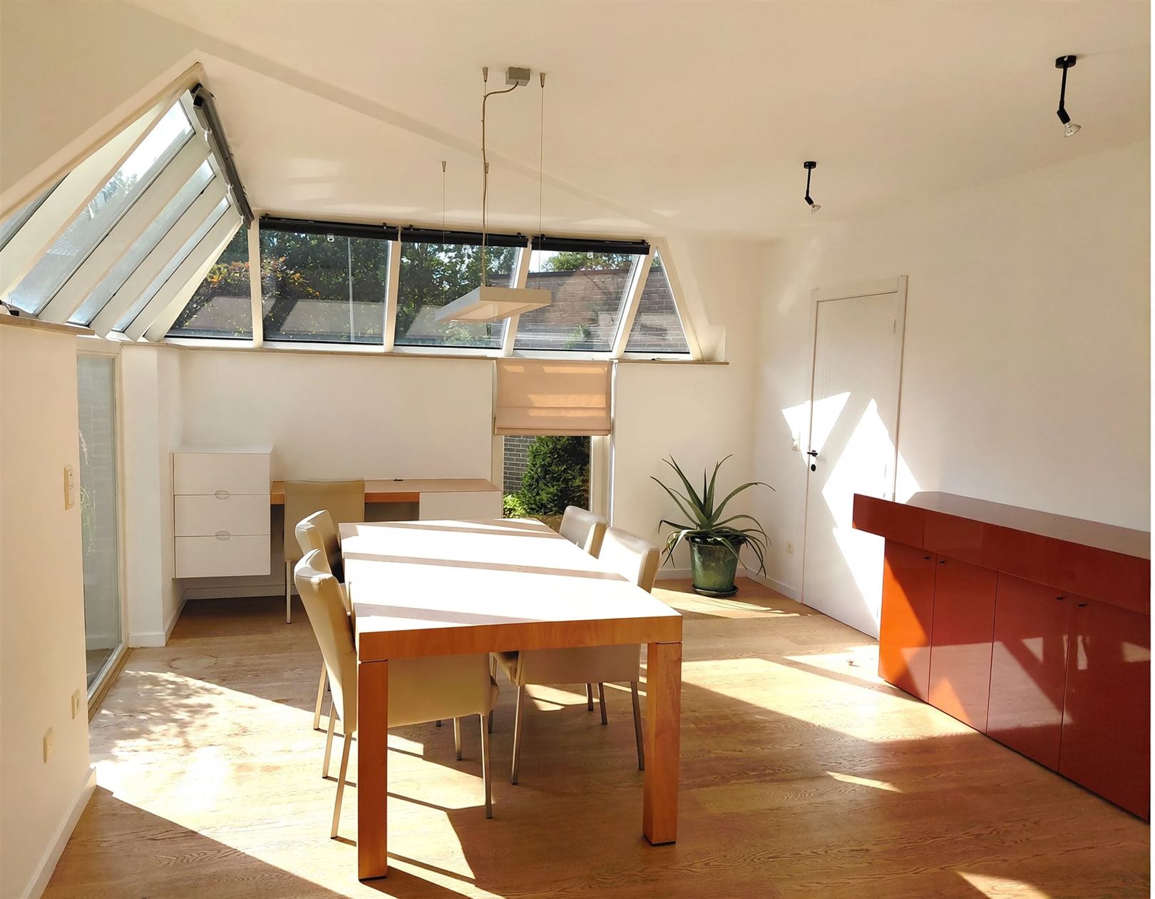 TE HUUR: Unieke woning met 3 slaapkamers en prachtige tuin te Houthalen! - foto 4