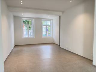 Deze ruime woning is gelegen in het centrum van Brugge, op wandel- en fietsafstand van winkels, scholen, openbaar vervoer en andere dagelijkse voorzieningen. In de straat is bovendien voldoende parkeergelegenheid.<br /><br />De woning werd volledig gerenoveerd en recent opgeleverd. Zowel de technieken als de inrichting werden vernieuwd, met aandacht voor een degelijke afwerking en het gebruik van kwalitatieve materialen. De woning is volledig instapklaar.<br /><br />Via de inkomhal, voorzien van een gastentoilet, komt u in de lichtrijke woonkamer met aansluitend de volledig uitgeruste keuken met keukeneiland en alle nodige, kwalitatieve toestellen. Naast de keuken bevindt zich een ruime berging met de technische installaties, en aansluiting voor de wasmachine. Vanuit de woonkamer is er toegang tot de aangelegde stadstuin, met achteraan een ruime buitenberging. Een praktische troef is de doorgang achteraan, waardoor fietsen eenvoudig in en uit de tuin kunnen worden gebracht.<br /><br />Op de eerste verdieping bevinden zich twee volwaardige kamers en een badkamer met inloopdouche. De tweede verdieping omvat een ruime zolderkamer en een tweede badkamer, eveneens voorzien van een inloopdouche.<br /><br />Ook technisch werd de woning volledig aangepakt. Zo zijn er onder meer een warmtepomp, ventilatiesysteem type D, nieuwe ramen en de nodige isolatie voorzien. De gelijkvloerse verdieping en de badkamer op de eerste verdieping zijn voorzien van vloerverwarming. Alle technieken werden vernieuwd en de woning werd afgewerkt met kwalitatieve materialen, met aandacht voor comfort en energiezuinigheid.<br /><br />Bent u op zoek naar een instapklare; gerenoveerde gezinswoning? Neem dan zeker contact met ons op om een vrijblijvend bezoek in te plannen! <br /><br />Beschikbaar: 15 oktober 2026<br /><br />