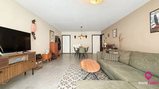 Bij ImmoFusion 7/7 “open huis”: klik op onze 3D-TOUR. <br />Ervaar vastgoed alsof je er zelf doorloopt!<br /><br />In een aangename omgeving in Koersel bevindt zich dit gezellige appartement met een bewoonbare oppervlakte van 96 m². Dankzij de praktische indeling, het ruime terras en de centrale ligging is dit de ideale woonst voor koppels, alleenstaanden of kleine gezinnen die op zoek zijn naar comfort en gezelligheid.<br />Bij het binnenkomen word je verwelkomd in de inkomhal, die toegang biedt tot de verschillende ruimtes van het appartement. De gezellige woonkamer vormt een aangename plek om tot rust te komen, terwijl de aparte eetkamer uitnodigt tot gezellige diners met familie en vrienden.<br />De volledig uitgeruste keuken beschikt over alle nodige toestellen en biedt voldoende ruimte om heerlijke maaltijden te bereiden. Aansluitend bevindt zich een handige berging, die extra opbergruimte biedt. Vanuit deze berging heb je toegang tot het ruime terras, waar je in alle rust kunt genieten van een kop koffie in de ochtendzon of een gezellige zomeravond.<br />De badkamer is comfortabel ingericht en voorzien van zowel een ligbad als een aparte douche, waardoor je kan kiezen tussen een verfrissende douche of een ontspannen badmoment.<br />Verder beschikt het appartement over twee volwaardige slaapkamers die tal van mogelijkheden bieden, zoals een kinderkamer, dressing of thuisbureau.<br />Het appartement is uitgerust met aluminium ramen en wordt verwarmd op aardgas, wat bijdraagt aan een aangenaam wooncomfort.<br />Dankzij de gunstige ligging bevinden winkels, scholen, supermarkten, restaurants en openbaar vervoer zich in de directe omgeving. Alle dagelijkse voorzieningen zijn gemakkelijk bereikbaar, terwijl je toch geniet van een rustige woonomgeving.<br />Pluspunten:<br /><br />- Ruim terras <br />- Verwarming op aardgas <br />- Aluminium ramen<br />- In de nabije omgeving van scholen, supermarkten,.. <br />
<p>Maatregelen opgenomen in het Maatregelenregister: nee</p>
Een warm en verzorgd appartement waar je je meteen thuis voelt. Ideaal voor wie op zoek is naar comfortabel wonen op een uitstekende locatie in Koersel.<br /><br />Voor een bezichtiging ter plaatse of meer info, bel ons op 078/78.78.70, of kom gewoon binnen op ons kantoor, steeds welkom!